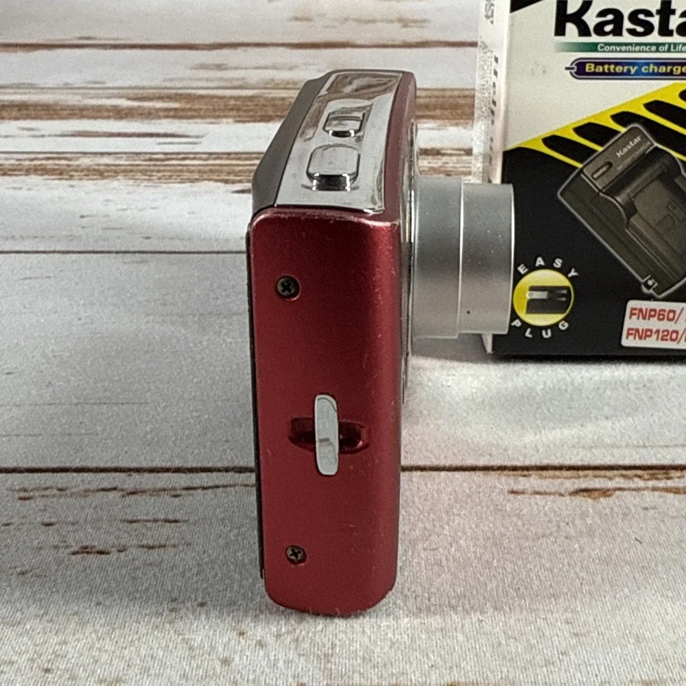 Polaroid T1035 10MP Compact Digital Camera Red Battery & Charger AS-IS